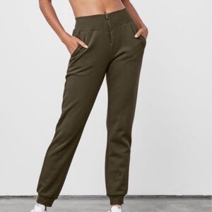 Alo Yoga Slick Zip in Dark Olive